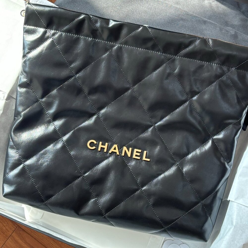 Medium size gold lettering CHANEL 22bag series